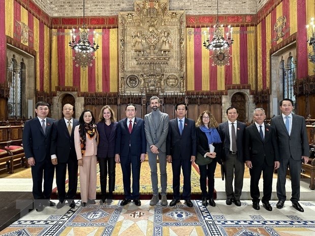 Le vice-président permanent de l AN Tran Thanh Man en visite de travail à Barcelone