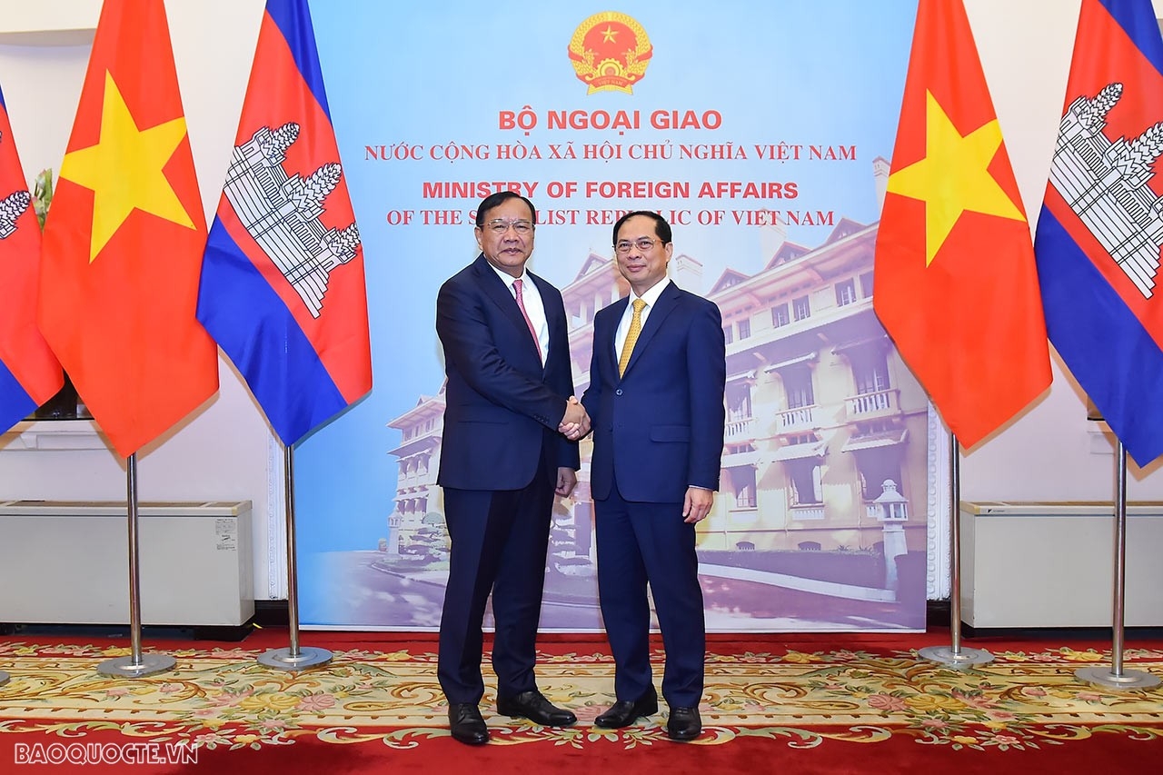 Entretien entre les chefs des diplomaties vietnamienne et cambodgienne