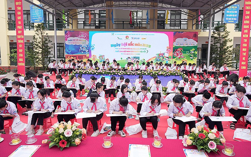 Les enfants vietnamiens pratiquent les mille bonnes actions