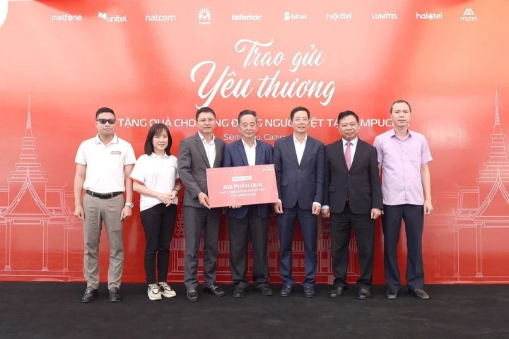 Viettel Global offre 300 cadeaux aux personnes d’origine vietnamienne au Cambodge
