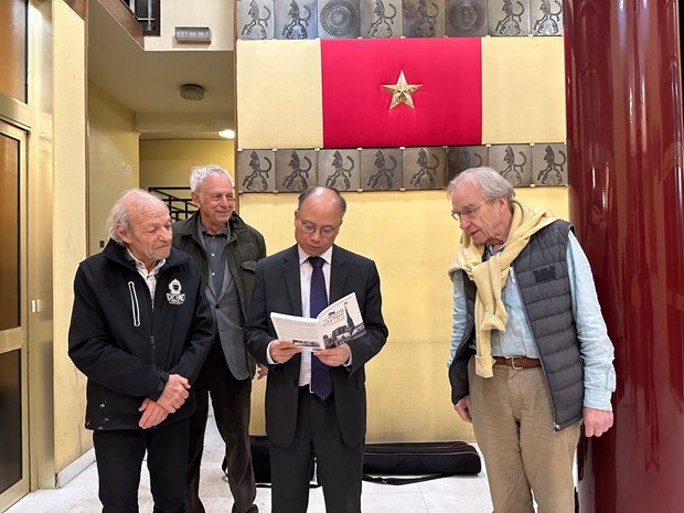 Rencontre avec trois suisses arborant le drapeau du Viet Cong sur la flèche de Notre-Dame de Paris