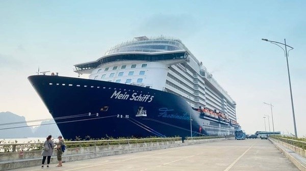 Un paquebot amène plus de 2 000 croisiéristes internationaux à Ha Long