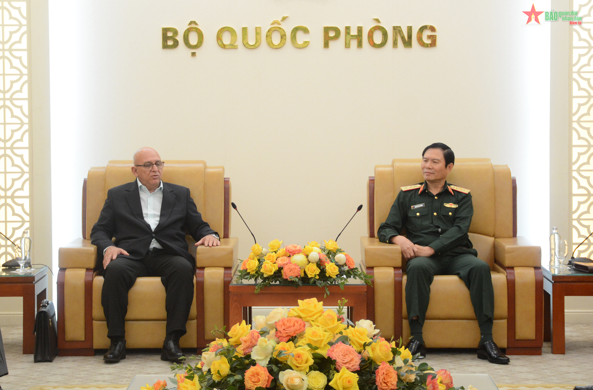 Le général de corps d’armée Nguyen Tan Cuong reçoit le ministre cubain de la Construction