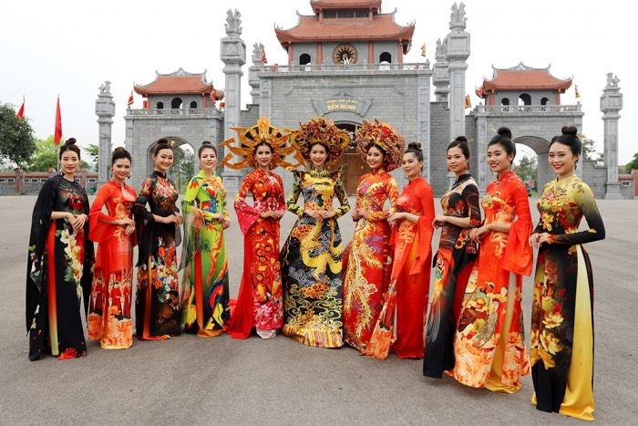 Établir un record de l’Ao Dai Rivière et des brocades