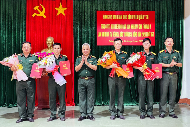 Les soldats en blouse blanche envoyés à Truong Sa pour y travailler