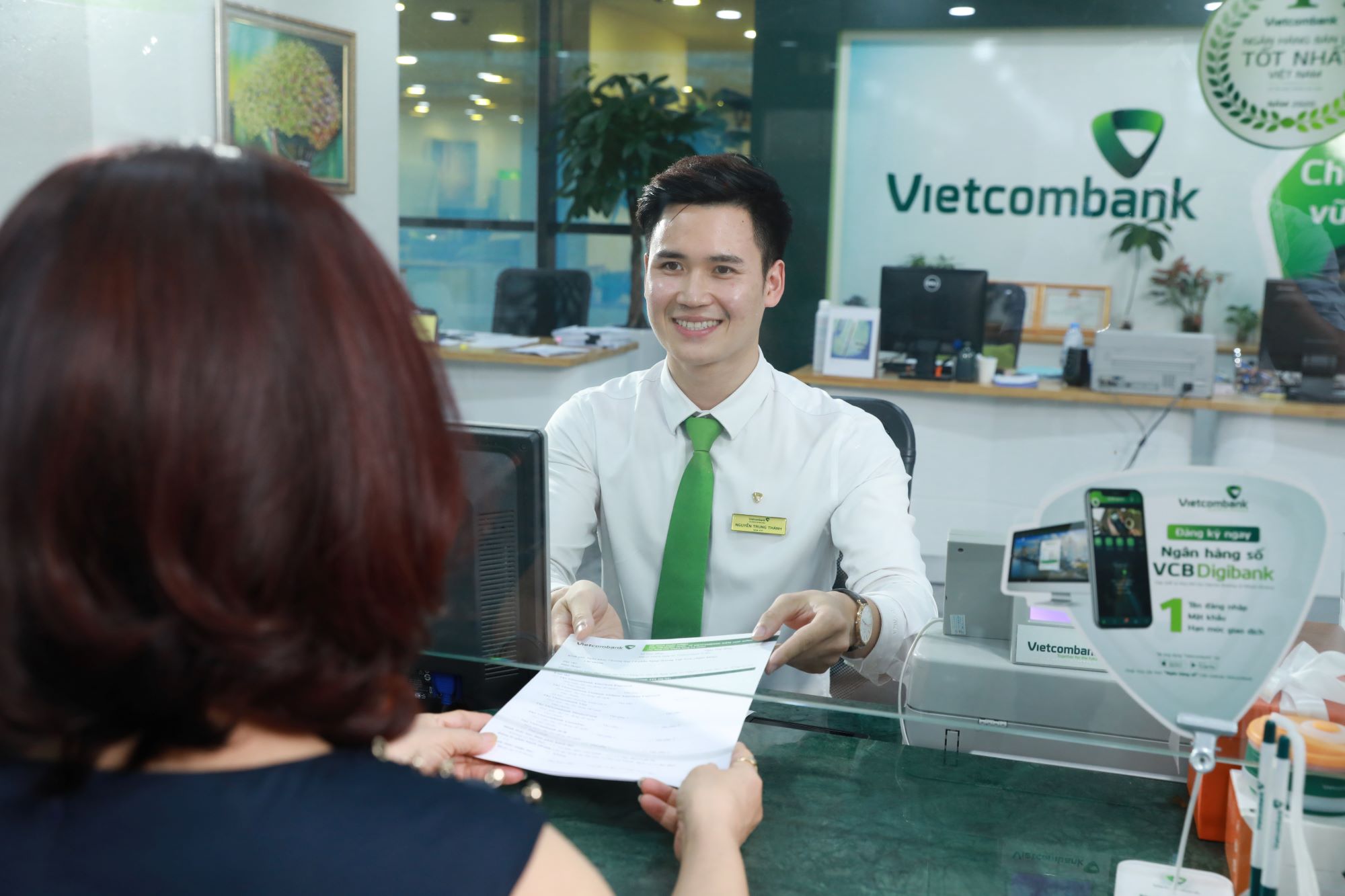 Le PM décore Vietcombank, assigne des tâches majeures au secteur bancaire