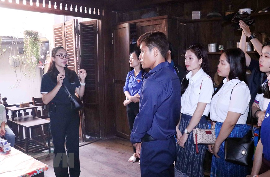 Sensibilisation d étudiants lao et cambodgiens aux traditions révolutionnaires héroïques du Vietnam
