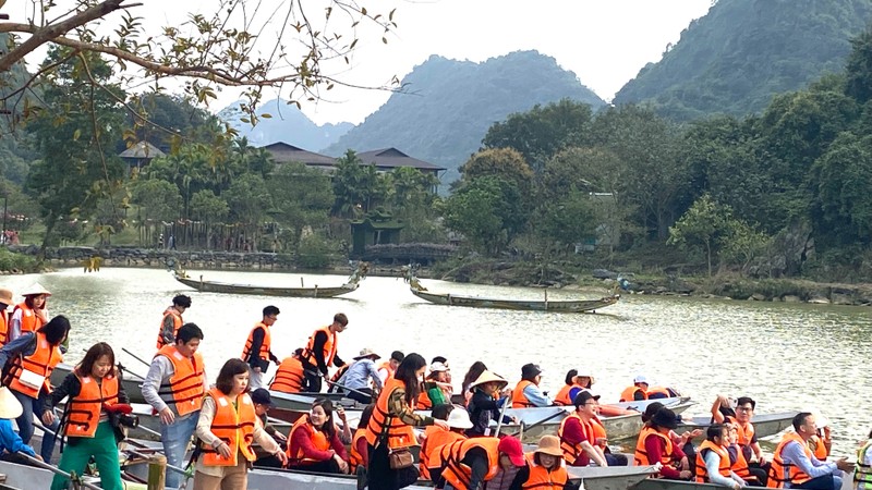 Les revenus du tourisme de Ninh Binh atteignent 2 500 milliards de dongs