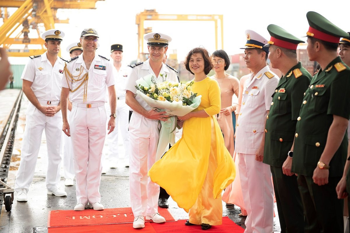 Escale de la frégate française Prairial au port de Hai Phong