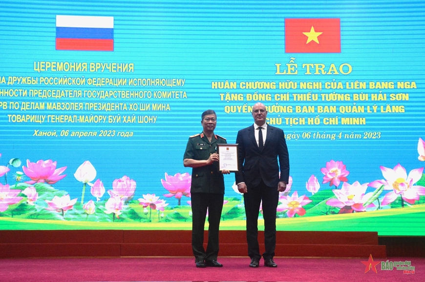 La Russie remet l Ordre de l’Amitié à un responsable du mausolée du Président Ho Chi Minh