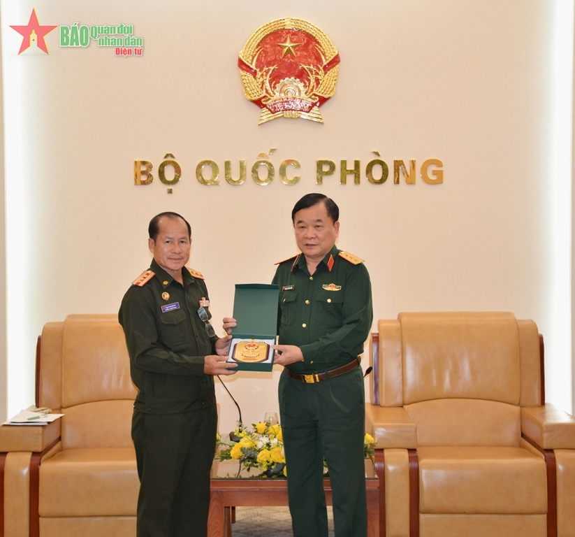Le général de corps d armée Hoang Xuan Chien reçoit la délégation du Département de chimie du Laos