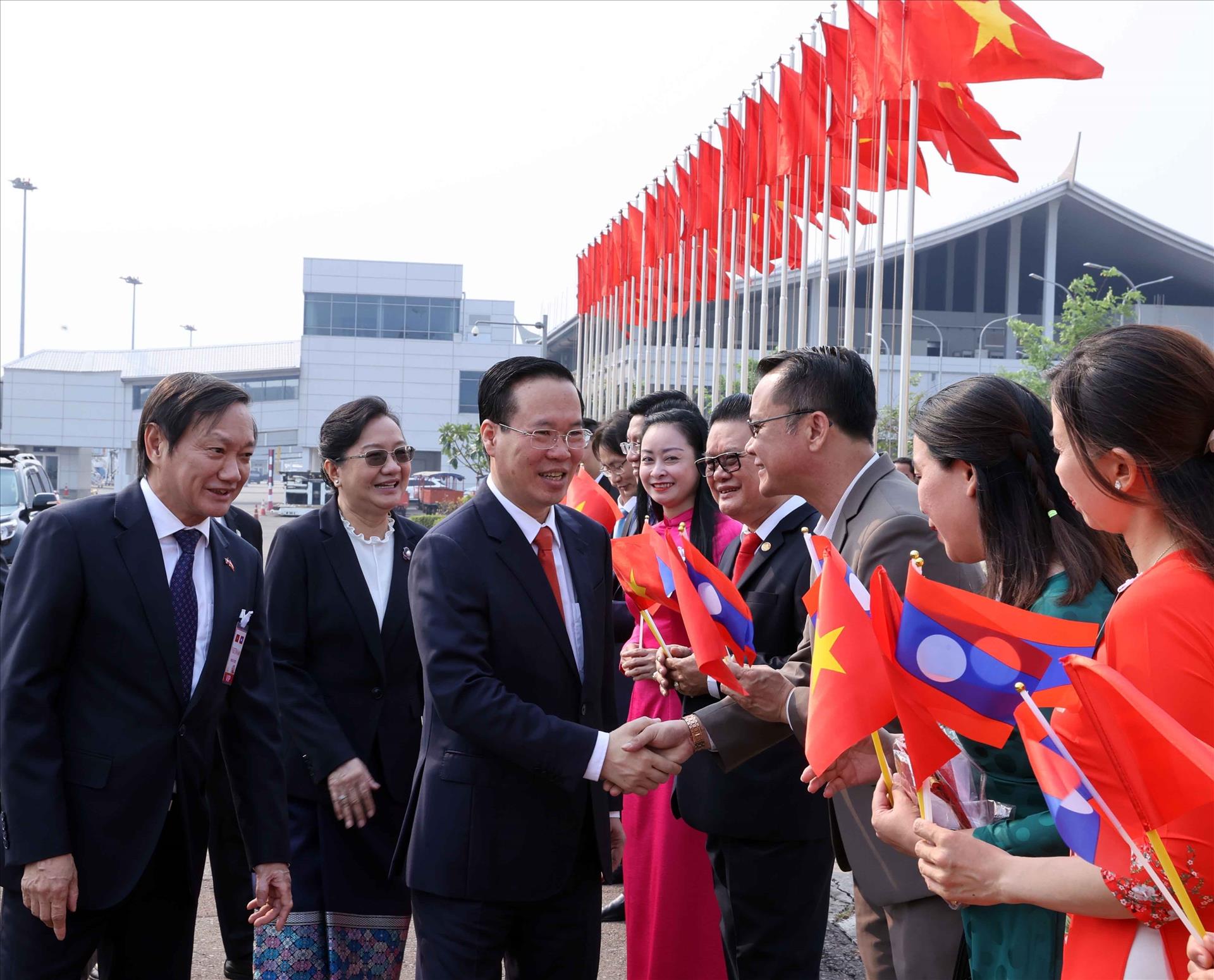 Le président Vo Van Thuong arrive à Vientiane pour une visite officielle au Laos