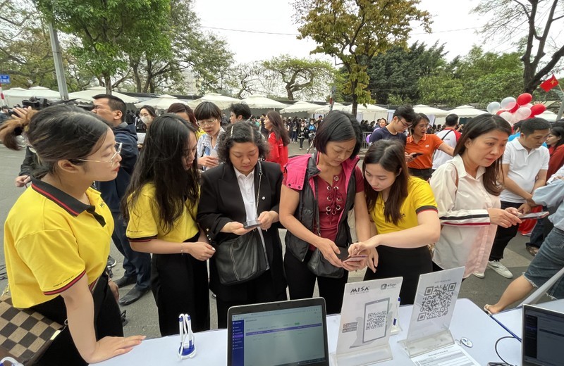 Signatures numériques émises gratuitement dans les rues piétonnes de Hanoi