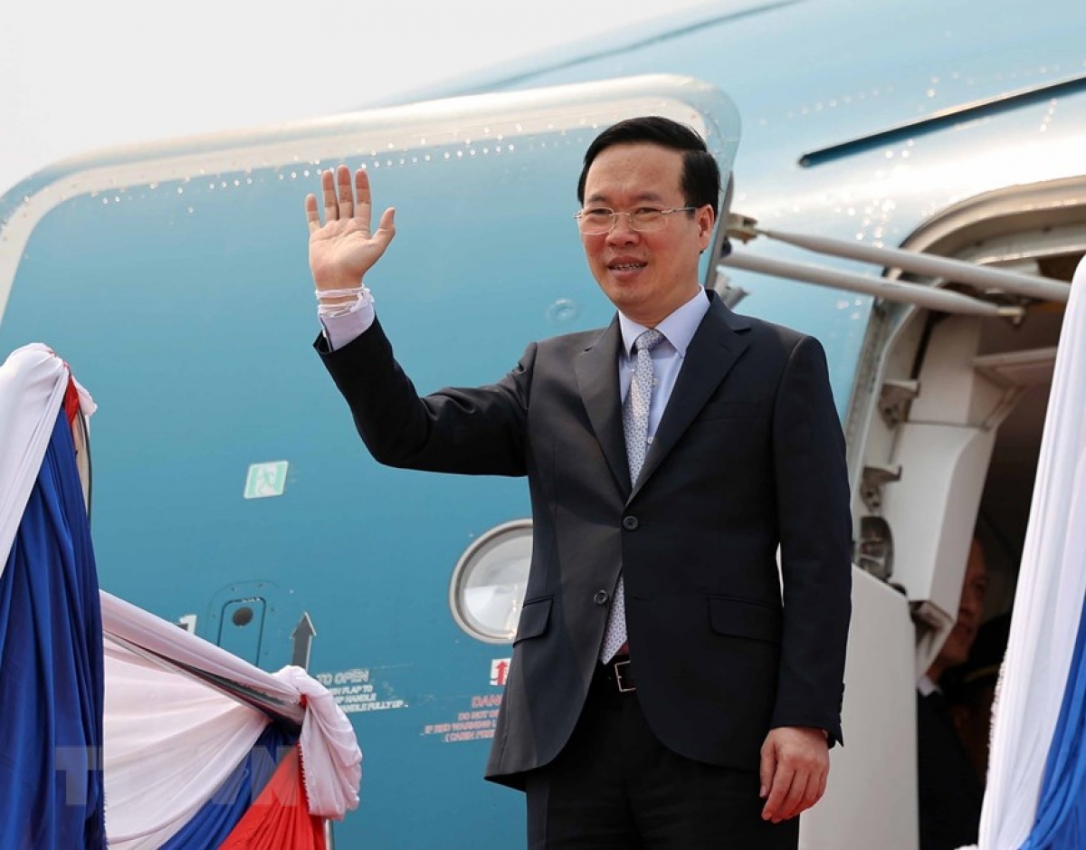 Le président Vo Van Thuong termine avec succès sa visite officielle au Laos