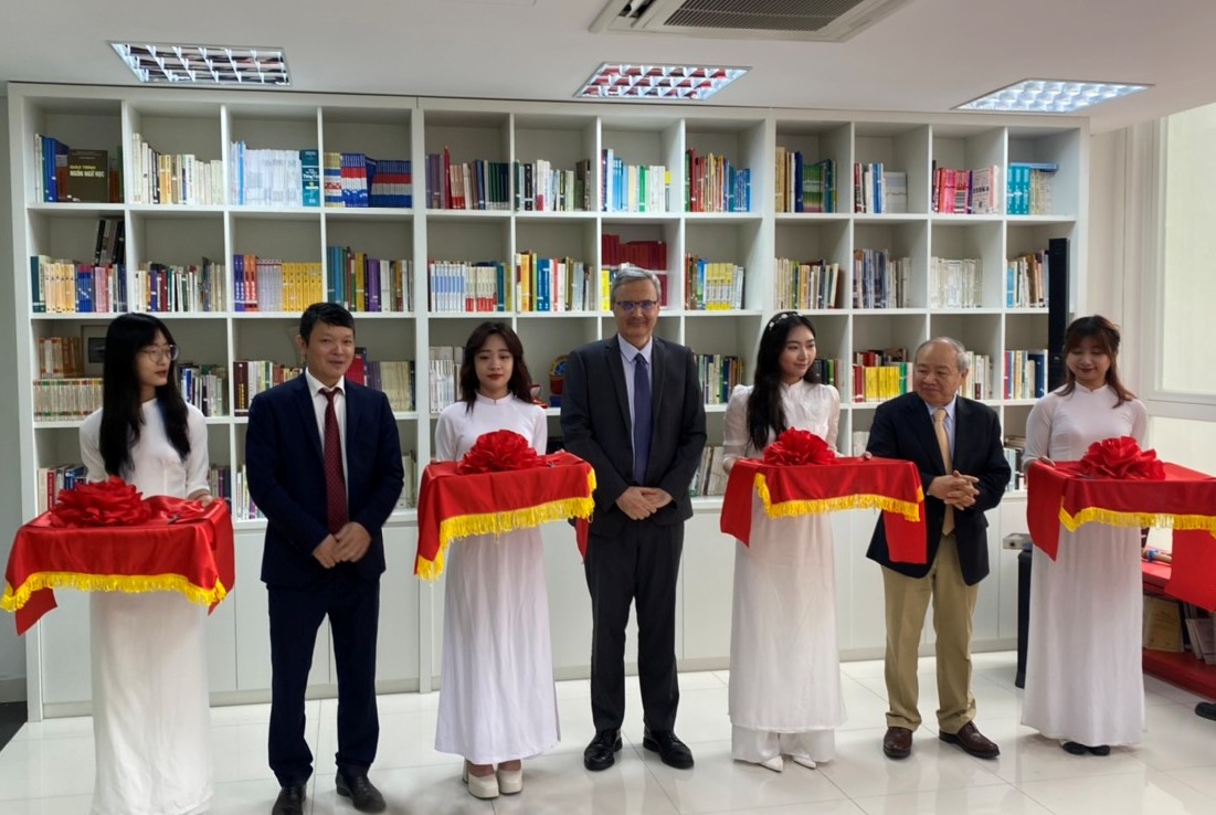 Inauguration de la Bibliothèque francophone à l’Académie diplomatique du Vietnam à Hanoi