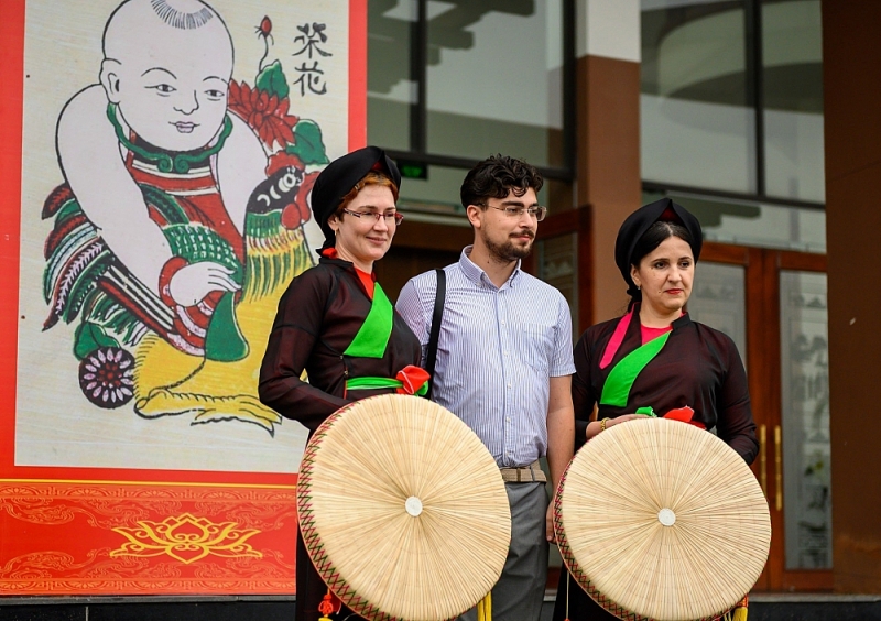 Des diplomates et hommes d affaires étrangers découvrent les charmes de Bac Ninh