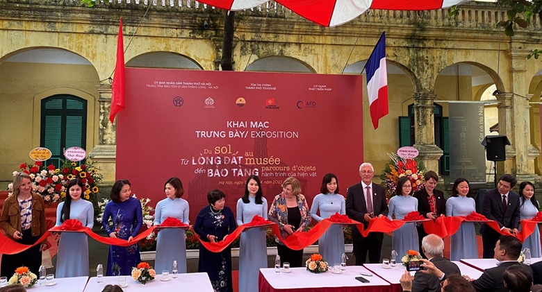 Des artefacts inestimables de Hanoï et Toulouse exposée à Hanoi