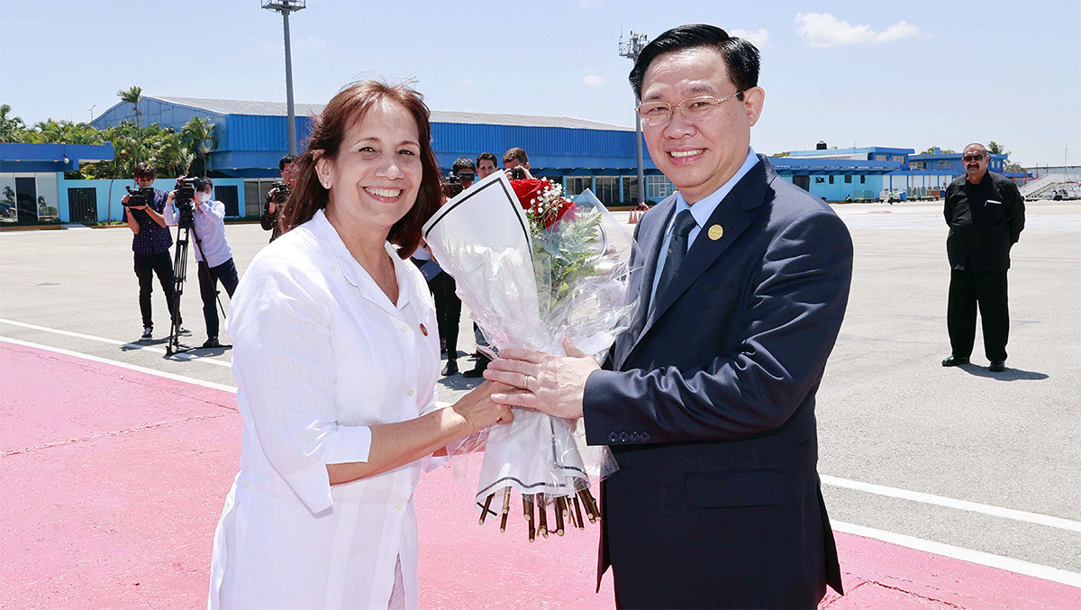 Le président de l’Assemblée générale Vuong Dinh Hue entame sa visite officielle à Cuba