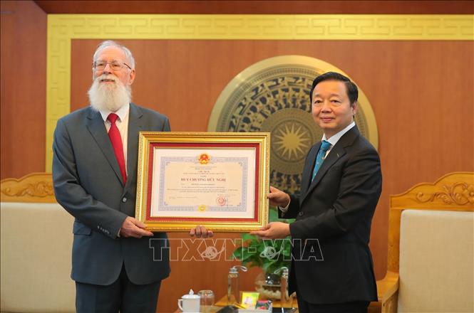 Le Vietnam décore le Dr Michael Parsons pour ses contributions aux liens