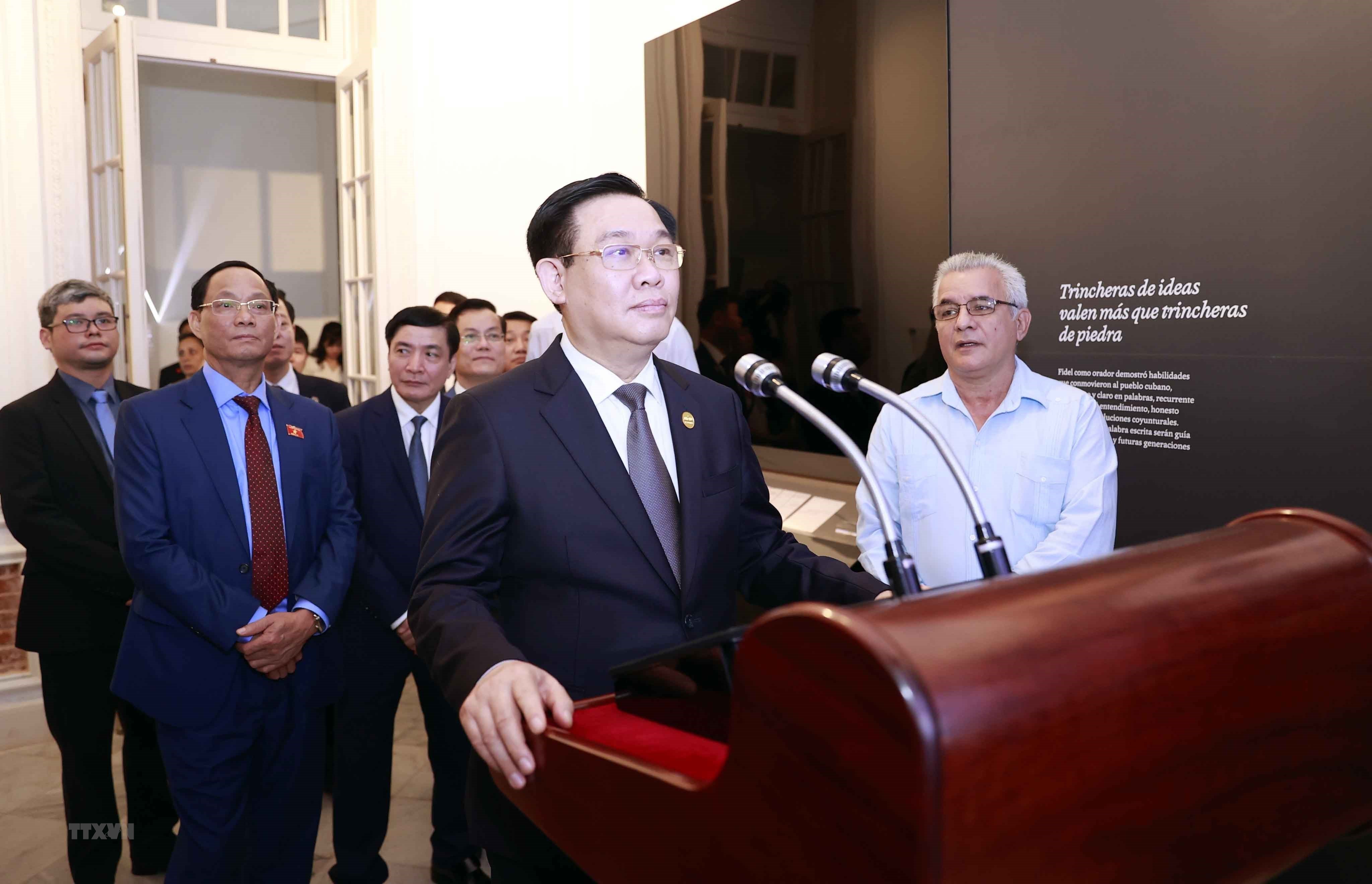 Le président de l’Assemblée nationale du Vietnam visite le centre Fidel Castro Ruz