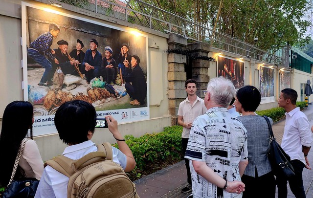 Exposition de photos pour les relations Vietnam-France
