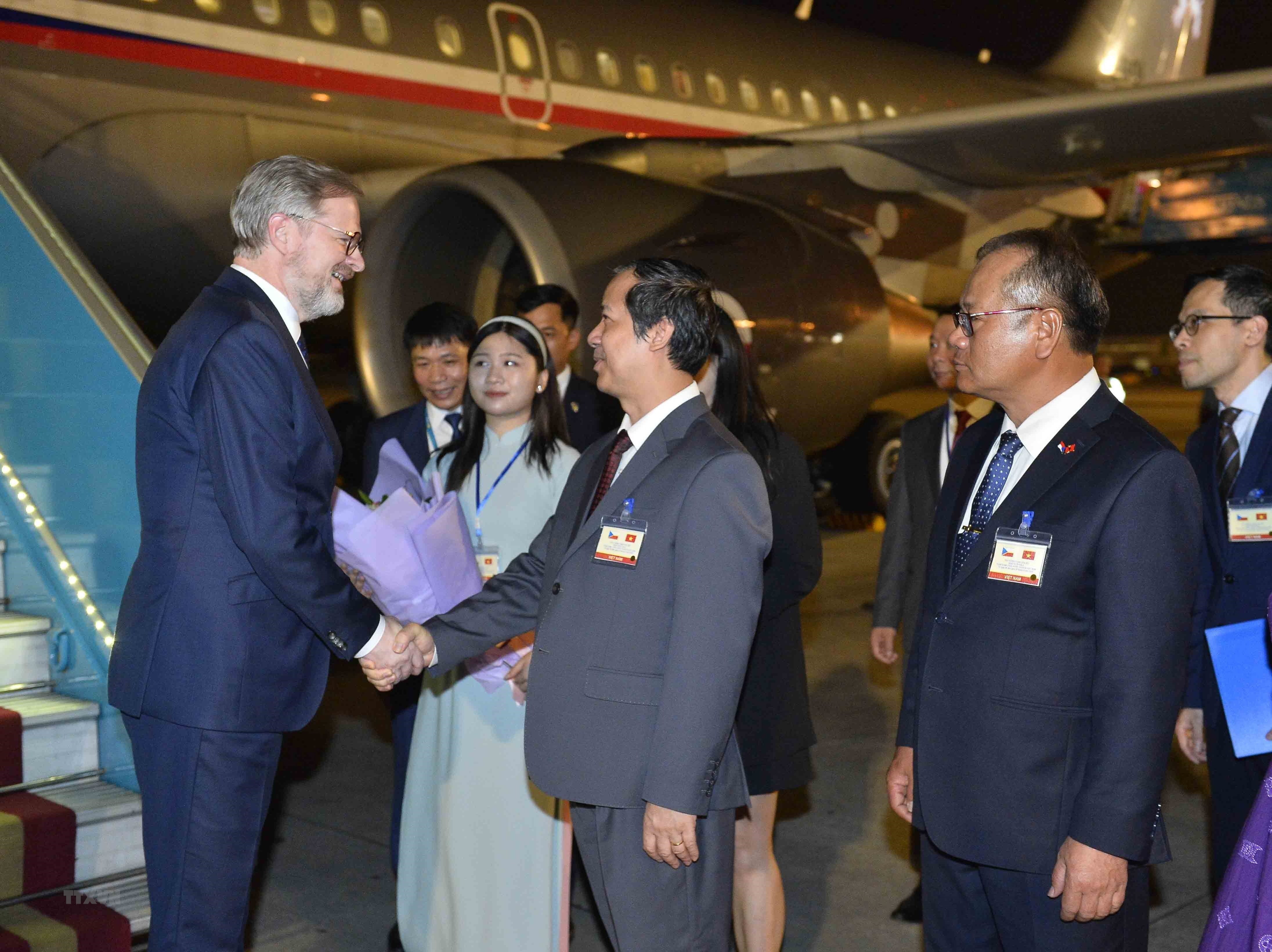 Le Premier ministre tchèque commence sa visite officielle au Vietnam