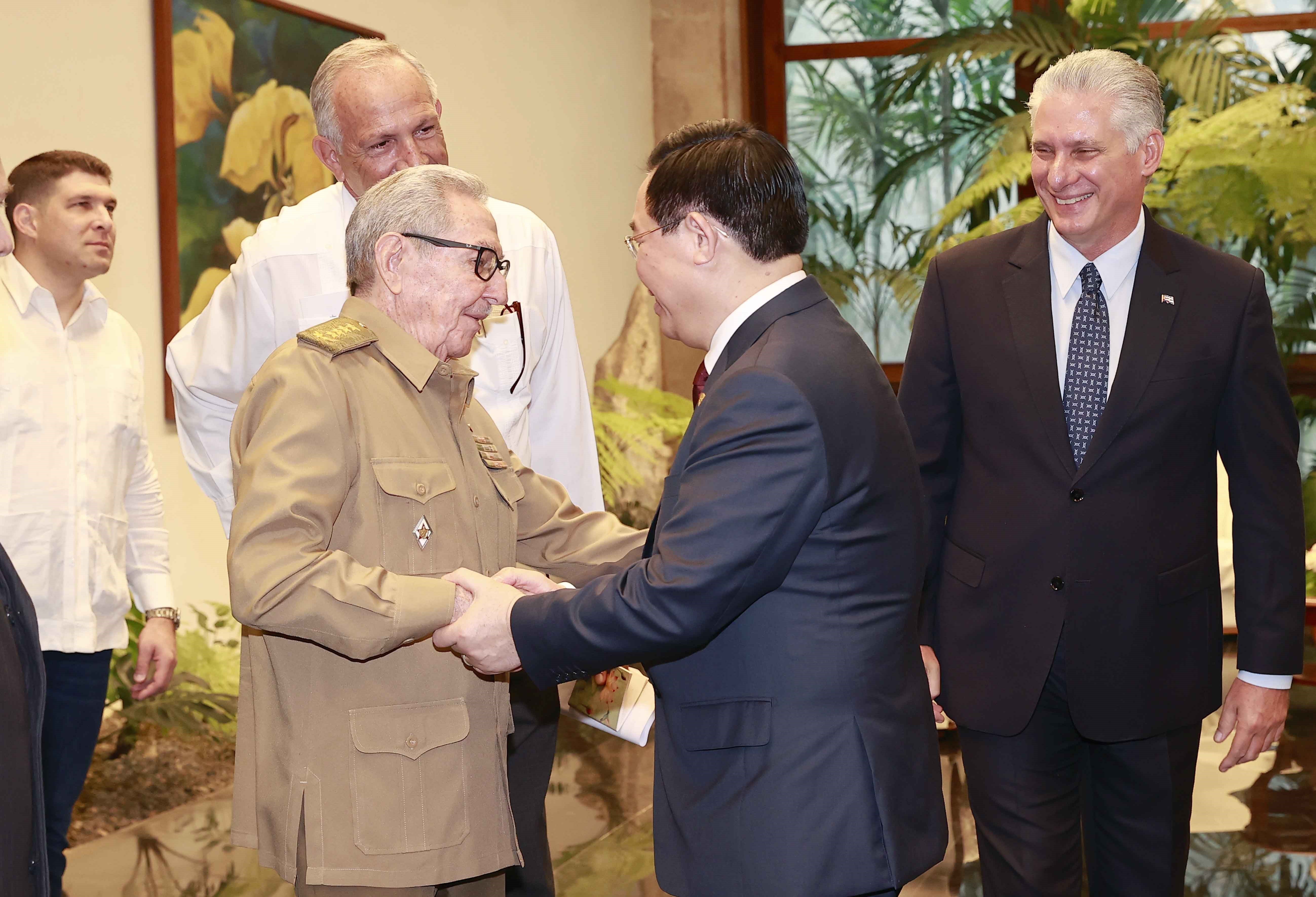 Le président de l’Assemblée nationale Vuong Dinh Huê rencontre les dirigeants cubains