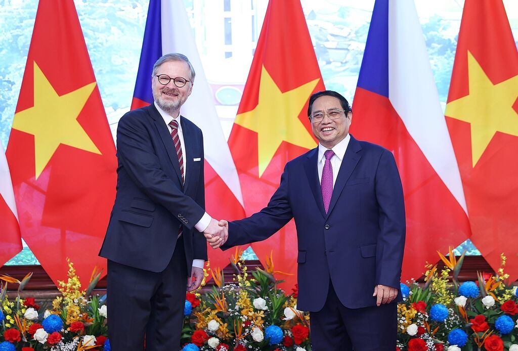 Le Premier ministre tchèque termine sa visite officielle au Vietnam