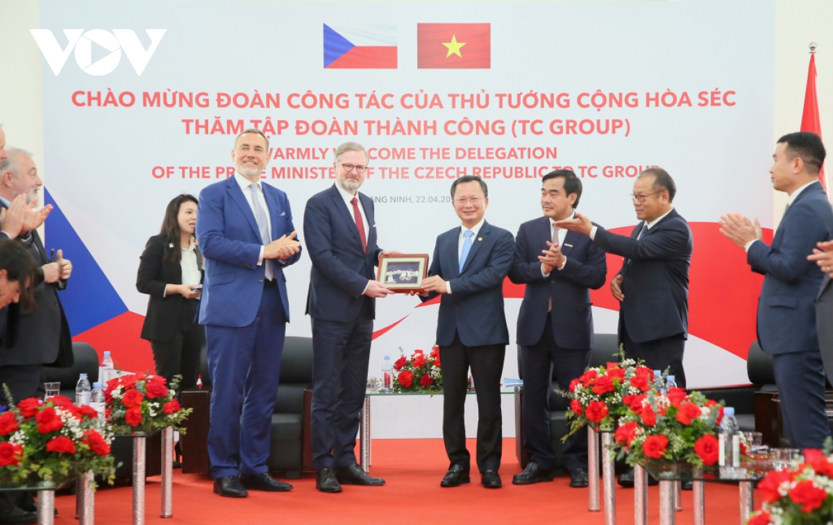 Le Premier ministre tchèque visite un projet automobile à Quang Ninh