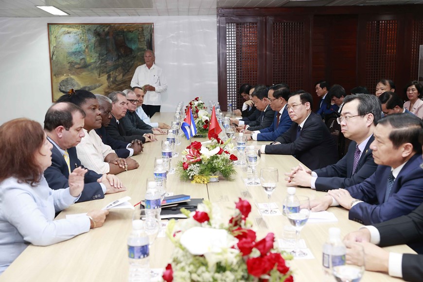 Le présidente de l AN Vuong Dinh Hue rencontre des dirigeants de Santiago