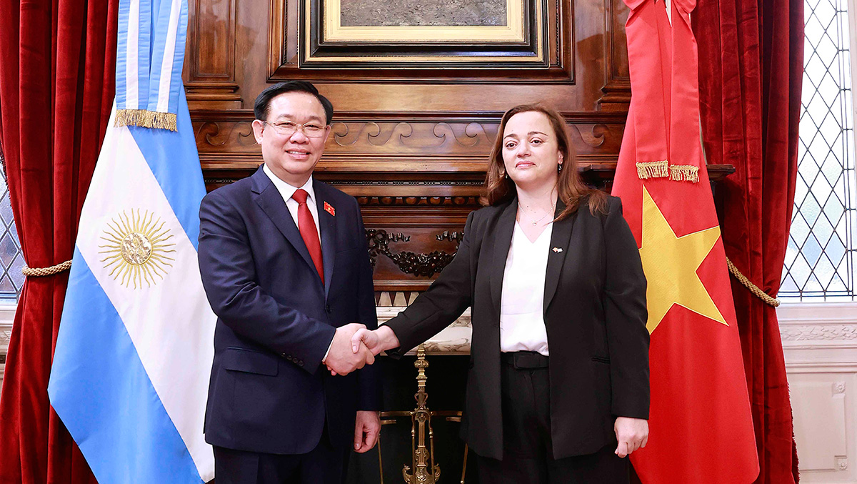 Le président de l’ANV Vuong Dinh Huê s’entretient avec son homologue argentine Cecilia Moreau
