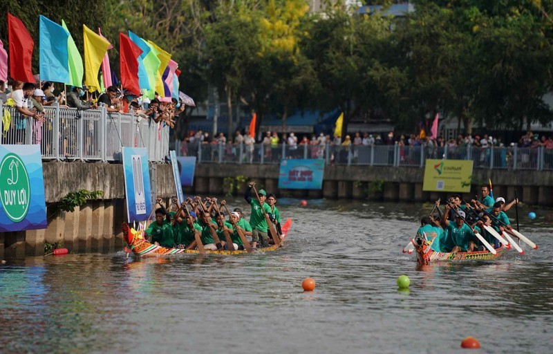 Des courses de bateaux attirent les foules à Ho Chi Minh-Ville