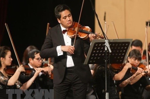 Le violoniste talentueux Bui Cong Duy reçoit le titre de professeur honorais international