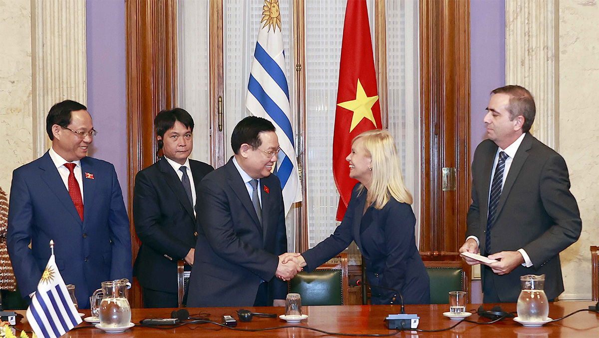 Signature d’un accord entre l’AN du Vietnam et les deux Chambres du Parlement de l’Uruguay