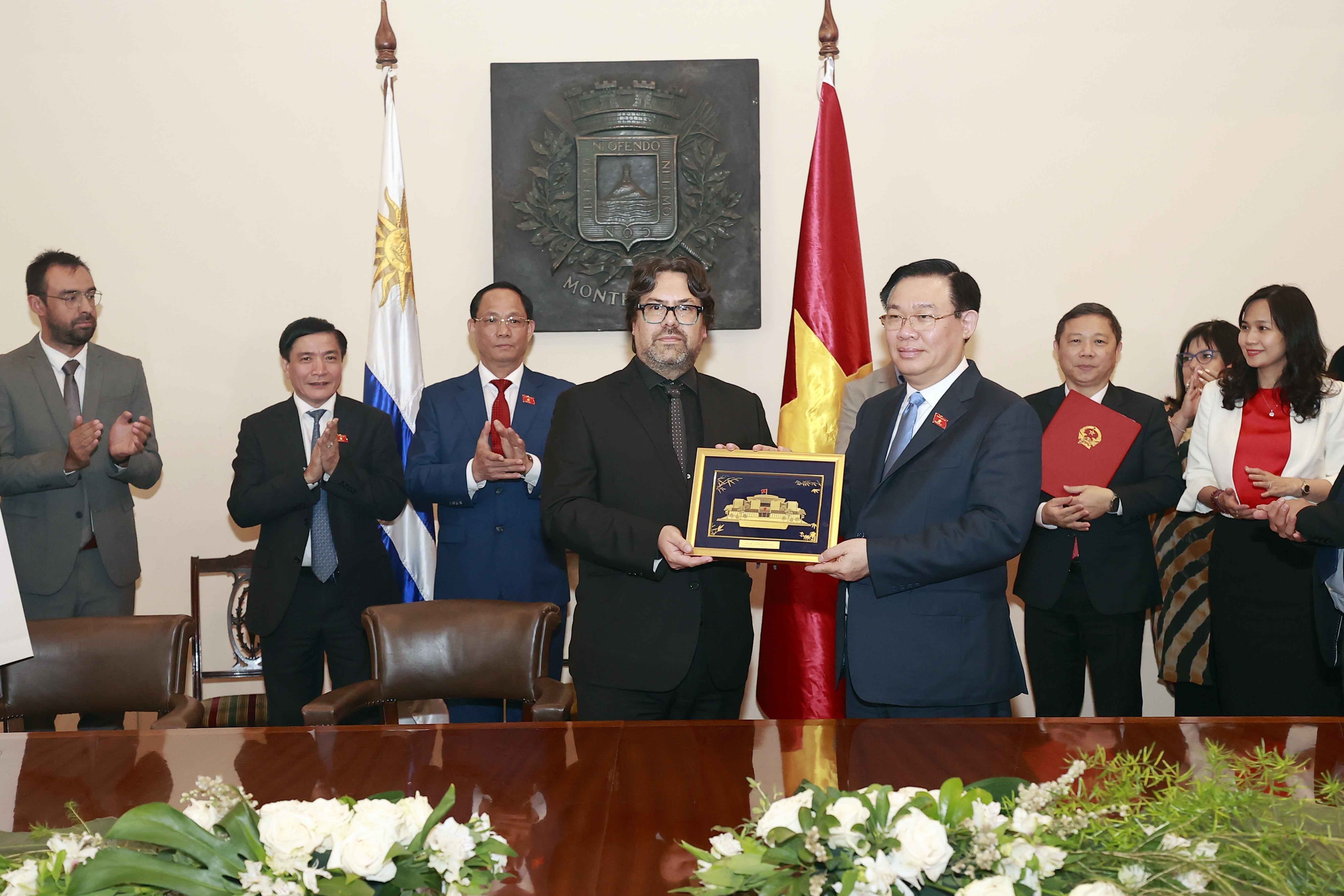 Le président de l’AN Vuong Dinh Hue rencontre le maire p i de Montevideo
