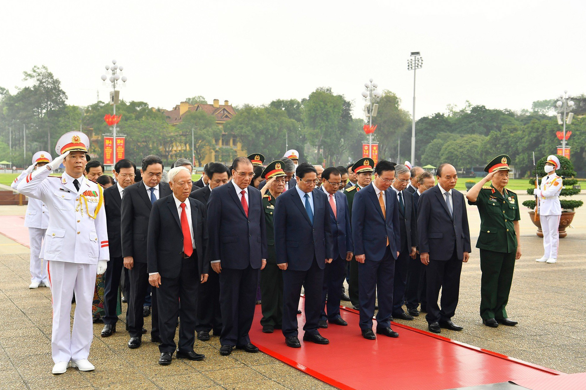 Les plus hauts dirigeants rendent hommage au Président Hô Chi Minh