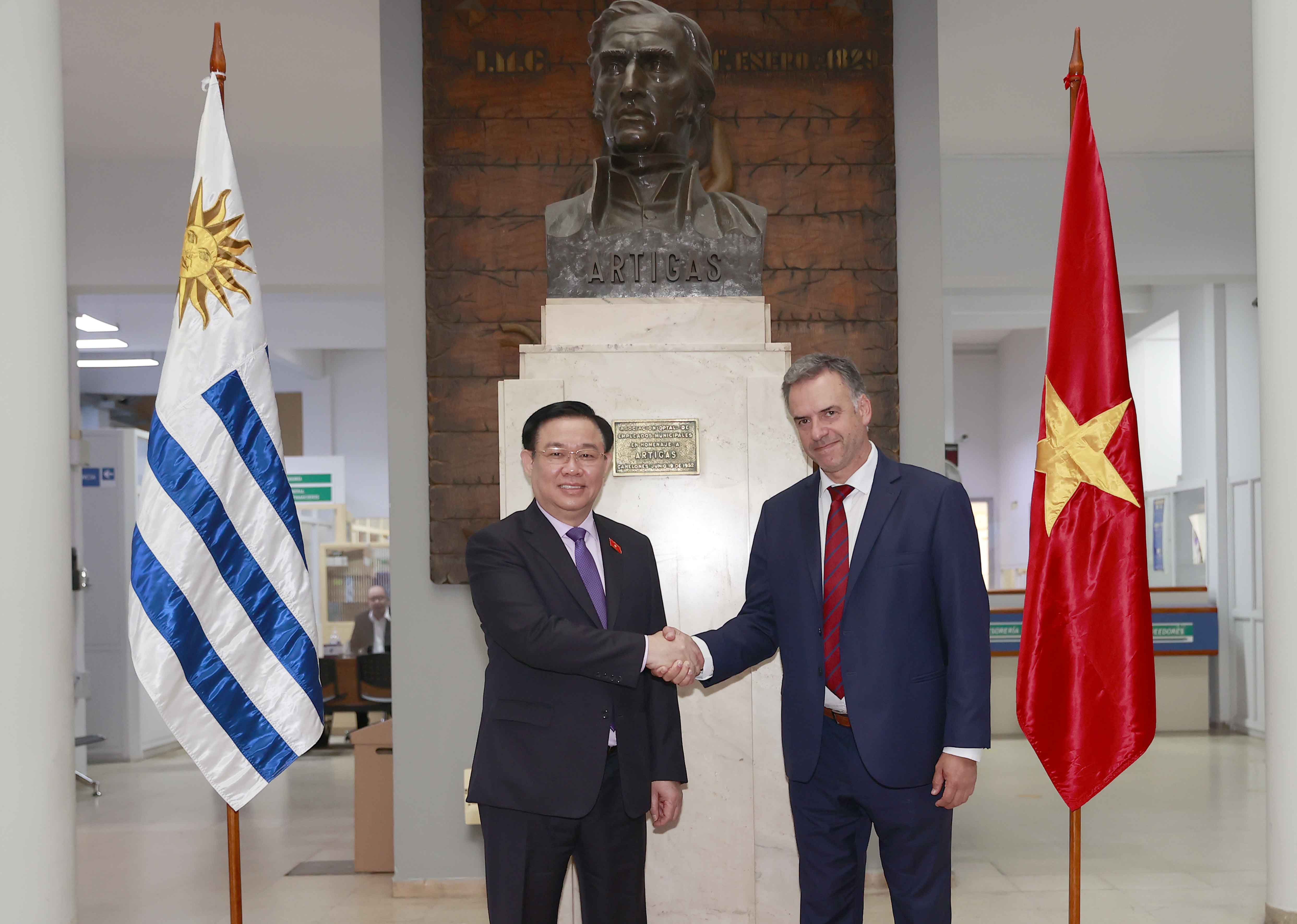 Le président de l Assemblée nationale rencontre le gouverneur du département de Canelones