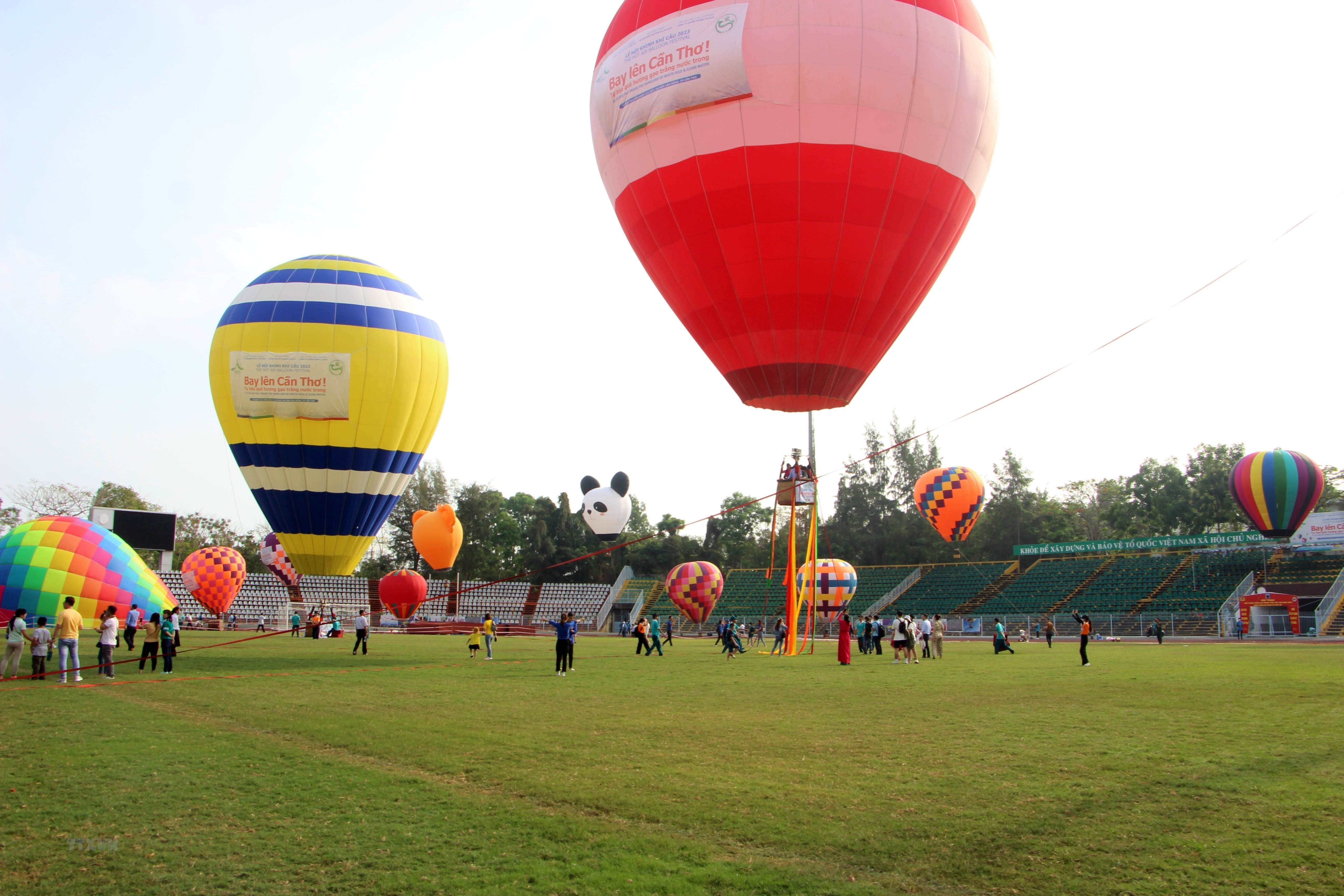 La ville de Cân Tho lance son festival de montgolfières