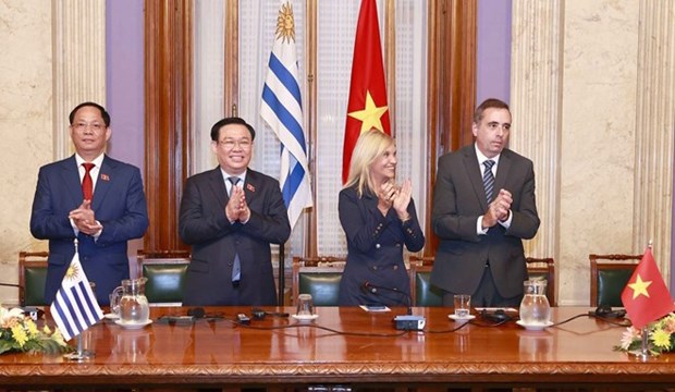 Le président de l AN Vuong Dinh Hue termine sa visite à Cuba, en Argentine et en Uruguay
