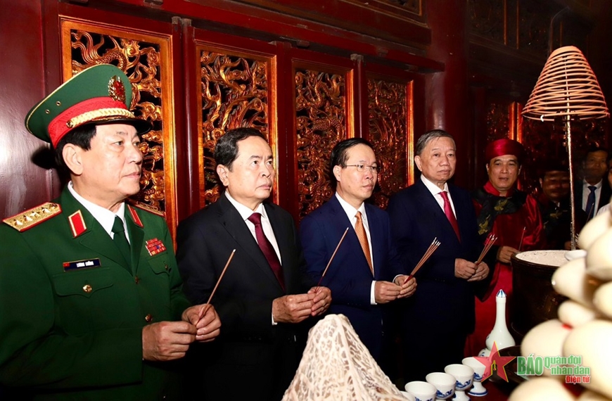 Le président Vo Van Thuong offre de l encens aux rois fondateurs Hung