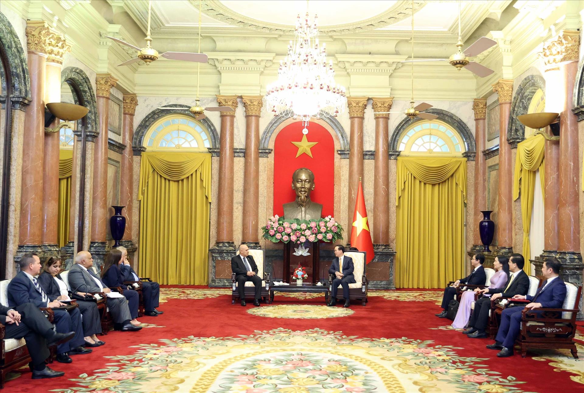 Le président Vo Van Thuong reçoit un haut responsable cubain