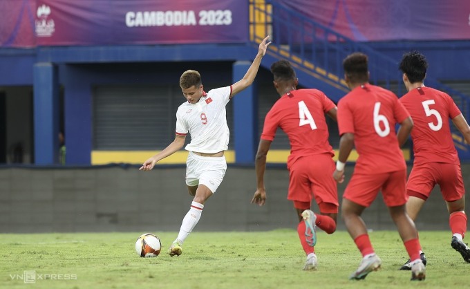 SEA Games 32 l équipe masculine de football U22 du Vietnam occupe la première place du groupe B