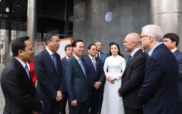 Le président Vo Van Thuong rend hommage à l Oncle Ho à Londres