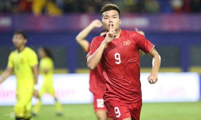 SEA Games 32 l équipe masculine de football U22 du Vietnam qualifiée pour la demi-finale