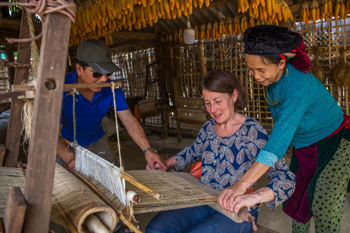 Un village de tissage de lin traditionnel des Mong qui séduit les visiteurs étrangers