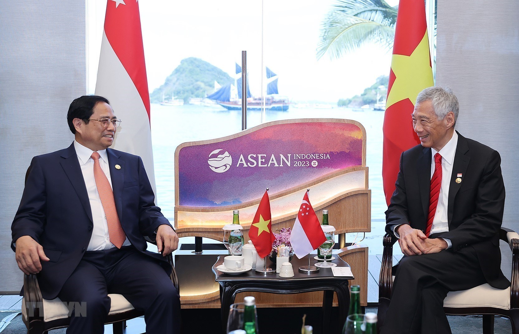 Les Premiers ministres vietnamien et singapourien se rencontrent en Indonésie