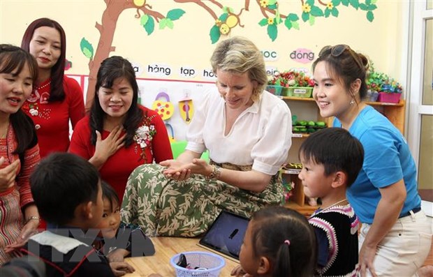 La reine Mathilde de Belgique impressionnée par la protection et le soin des enfants au Vietnam