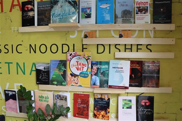 Présentation de livres vietnamiens dans un restaurant vietnamien en Belgique