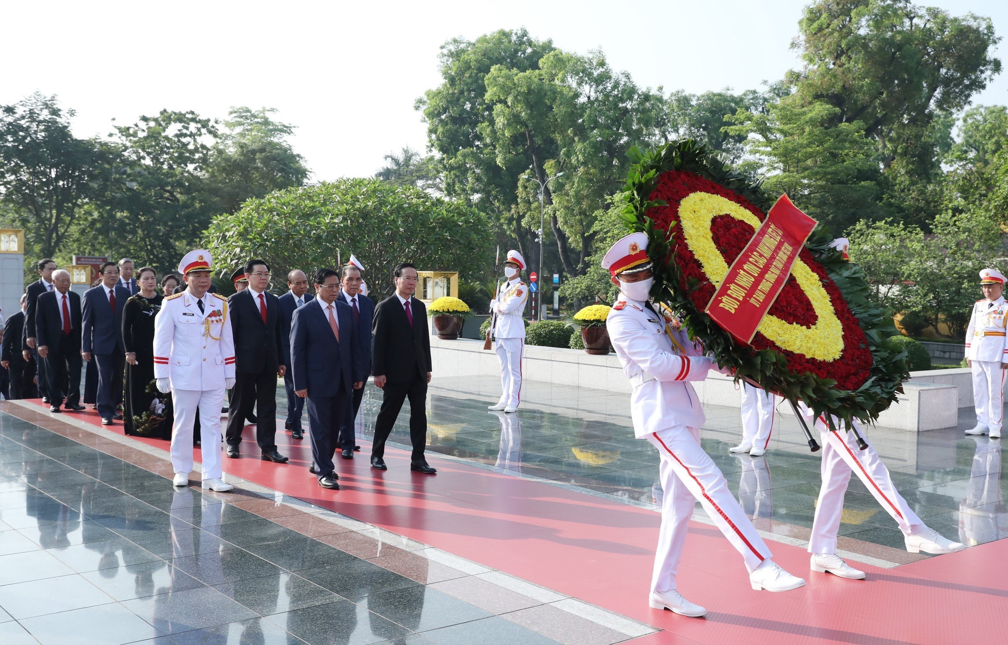 Des dirigeants rendent hommage au Président Ho Chi Minh à l’occasion de son 133e anniversaire