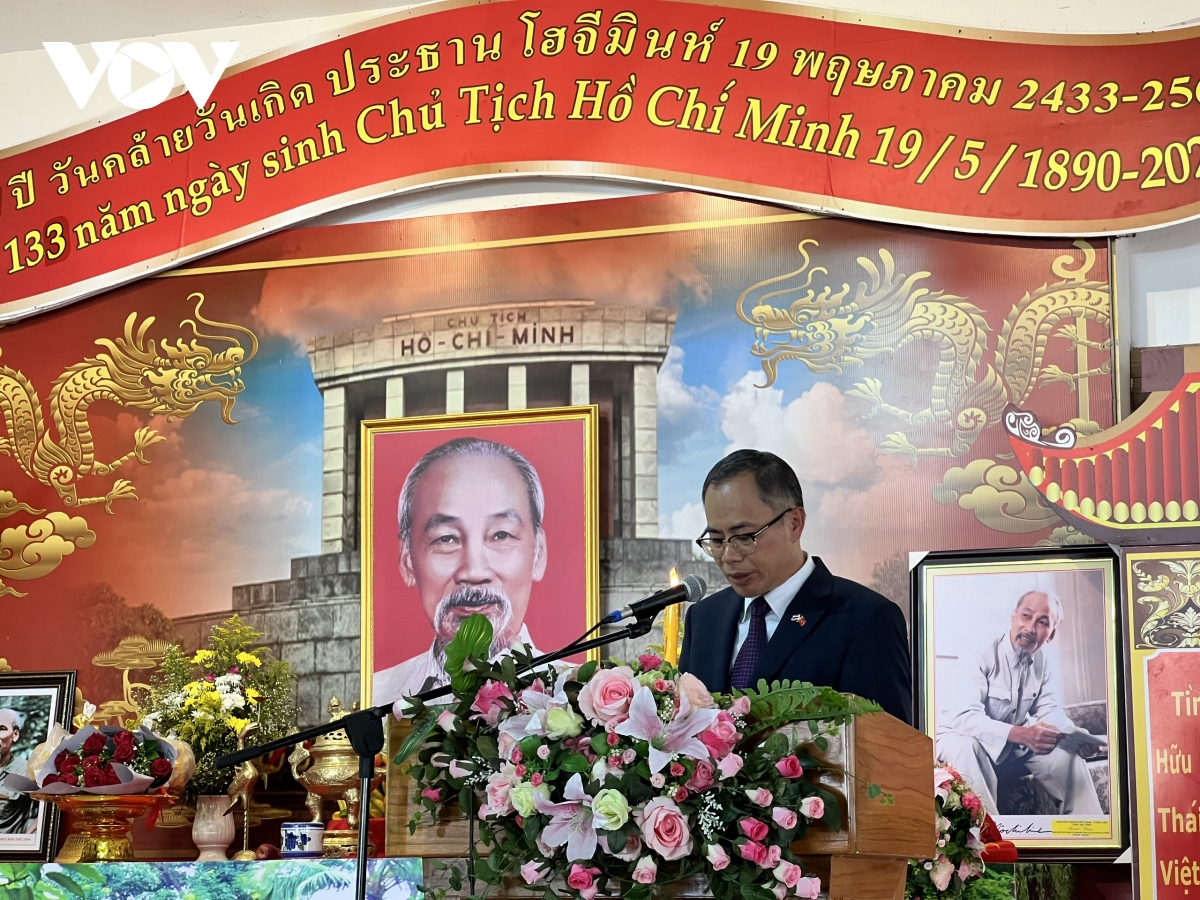Le président Ho Chi Minh chérit des expatriés vietnamiens